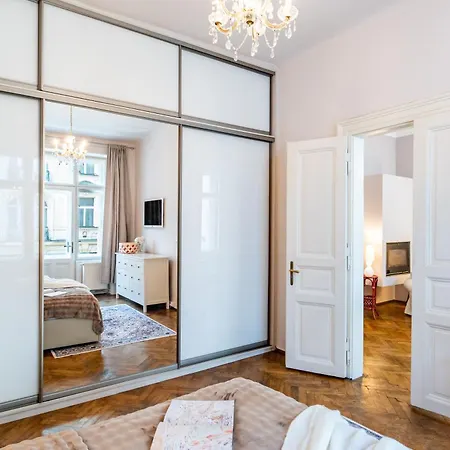Days - Two Bedroom Next To Dancing House With High-speed Wifi アパート