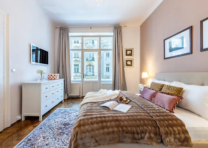 Days - Two Bedroom Next To Dancing House With High-speed Wifi شقة