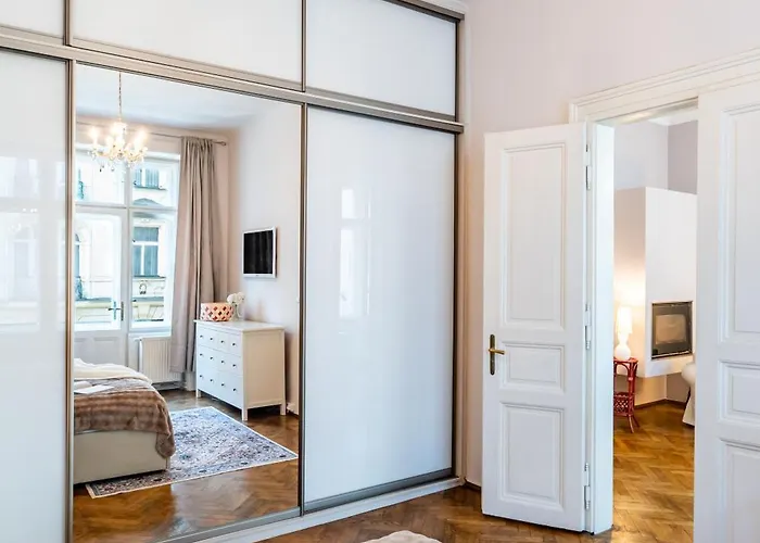 Days - Two Bedroom Next To Dancing House With High-speed Wifi شقة